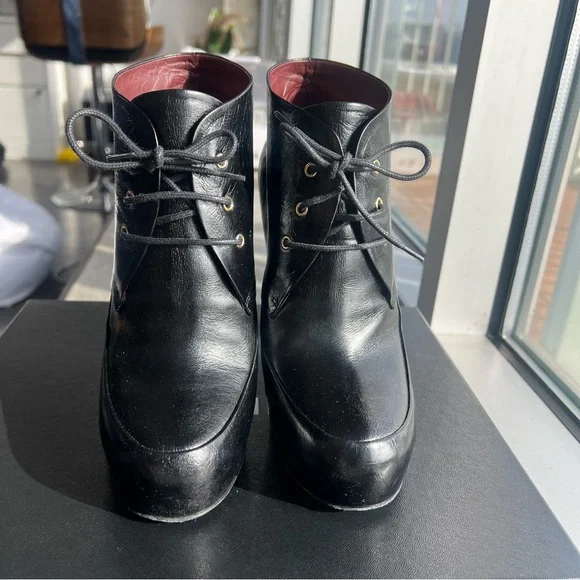 CHANEL Lacets Black Leather Lace Up Round Toe Ankle Boots - SIZE 39.5 - Picture 2 of 13